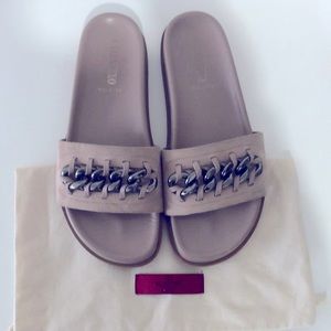Beautiful Velentino leather slides / slippers with silver chain decoration.